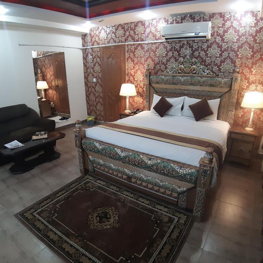 Premier Inn Davis Road Lahore Eksteriør billede