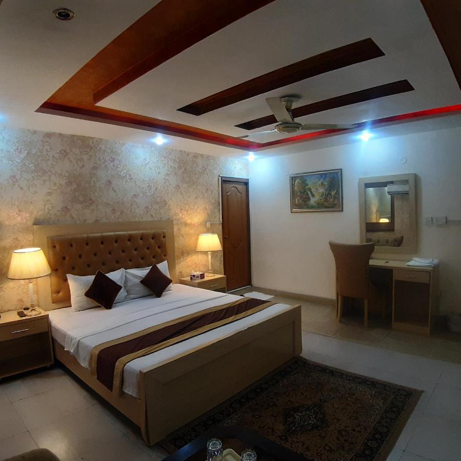 Premier Inn Davis Road Lahore Eksteriør billede