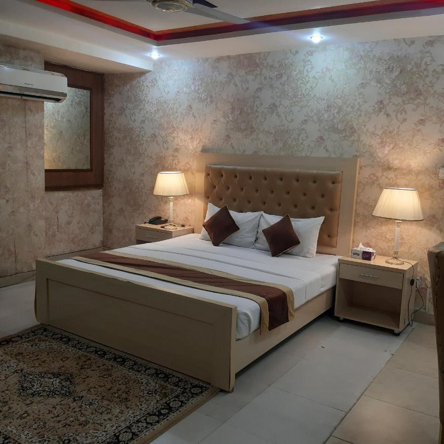 Premier Inn Davis Road Lahore Eksteriør billede