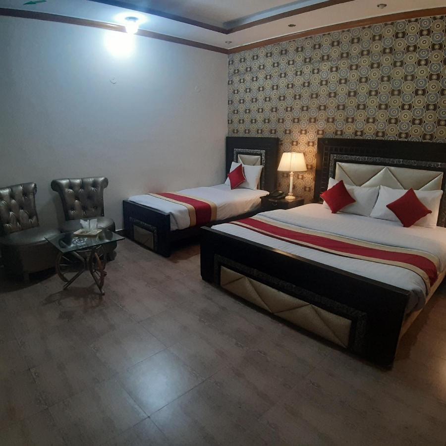 Premier Inn Davis Road Lahore Eksteriør billede
