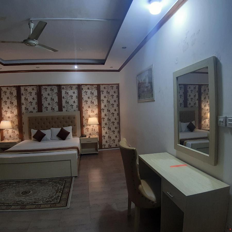 Premier Inn Davis Road Lahore Eksteriør billede