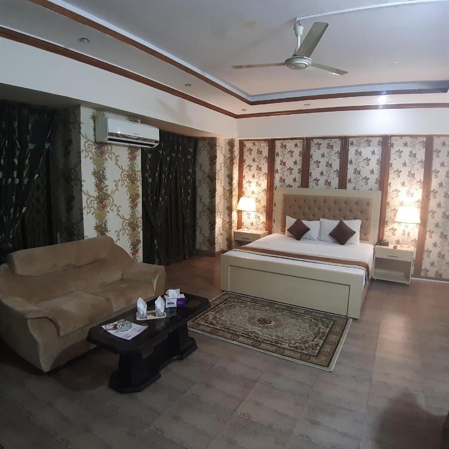 Premier Inn Davis Road Lahore Eksteriør billede