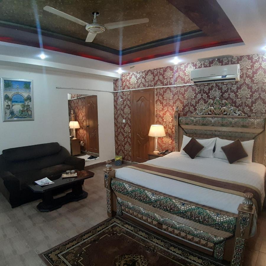 Premier Inn Davis Road Lahore Eksteriør billede