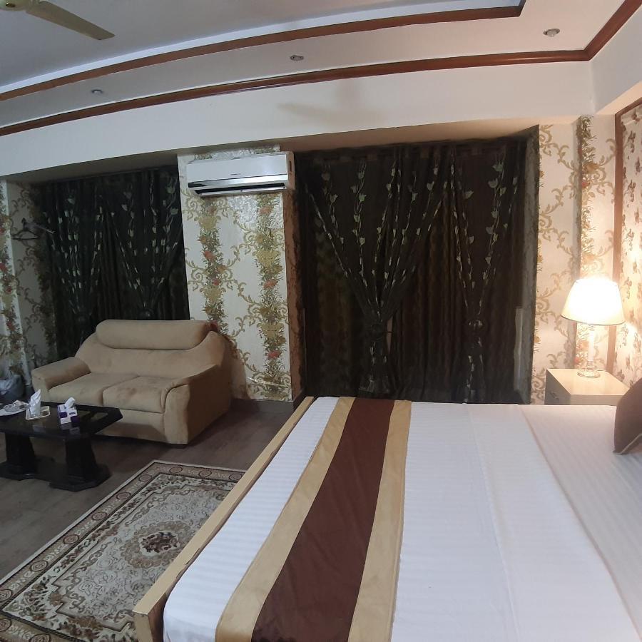 Premier Inn Davis Road Lahore Eksteriør billede