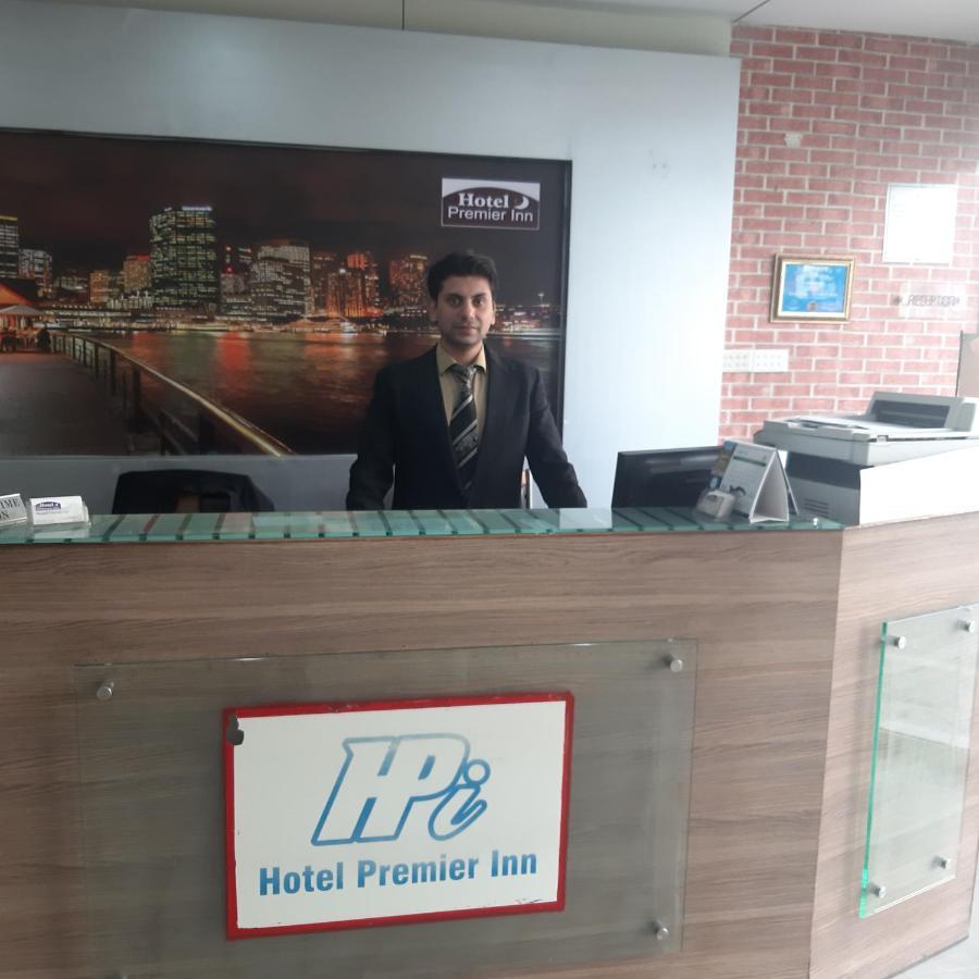 Premier Inn Davis Road Lahore Eksteriør billede