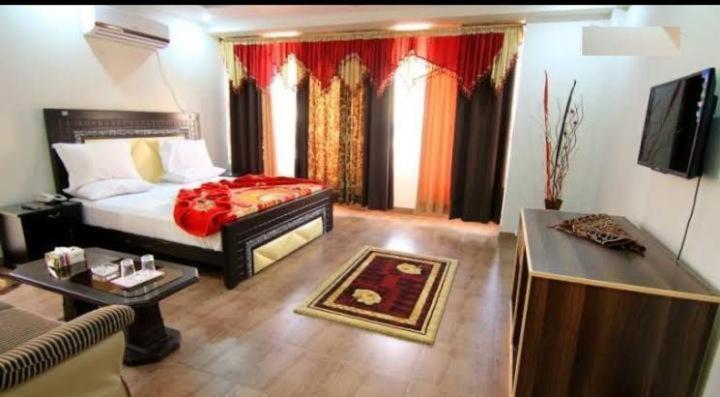 Premier Inn Davis Road Lahore Eksteriør billede