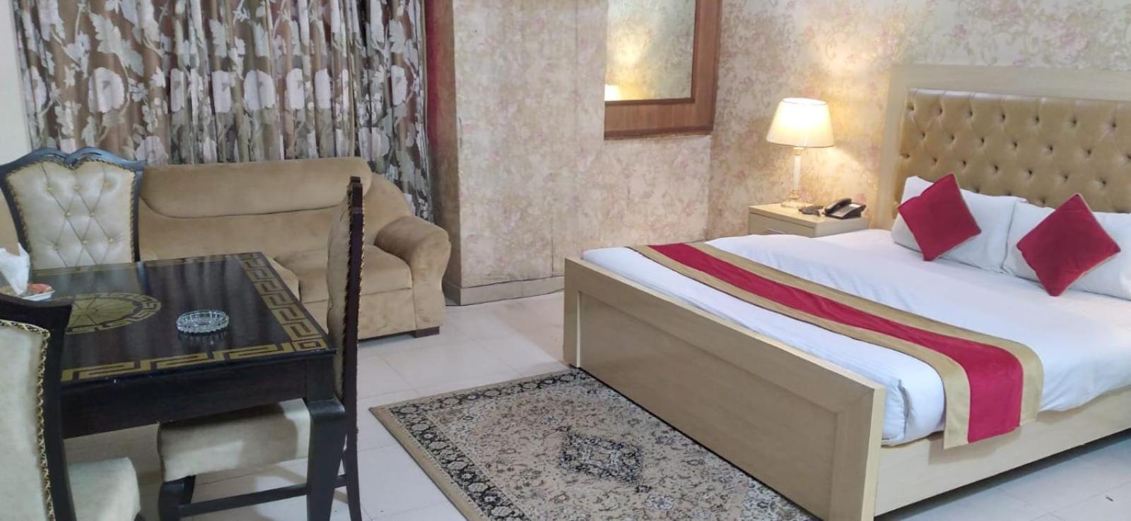 Premier Inn Davis Road Lahore Eksteriør billede