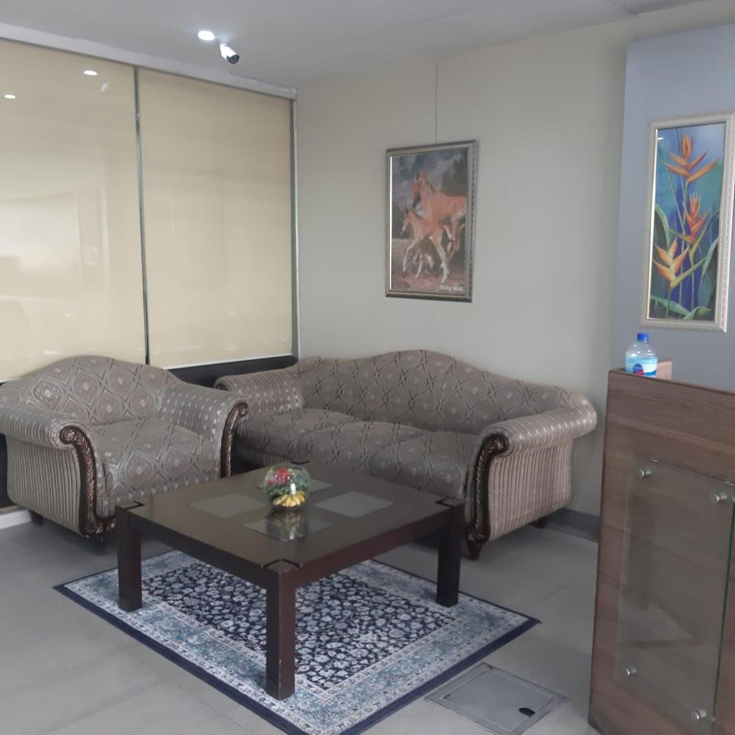 Premier Inn Davis Road Lahore Eksteriør billede