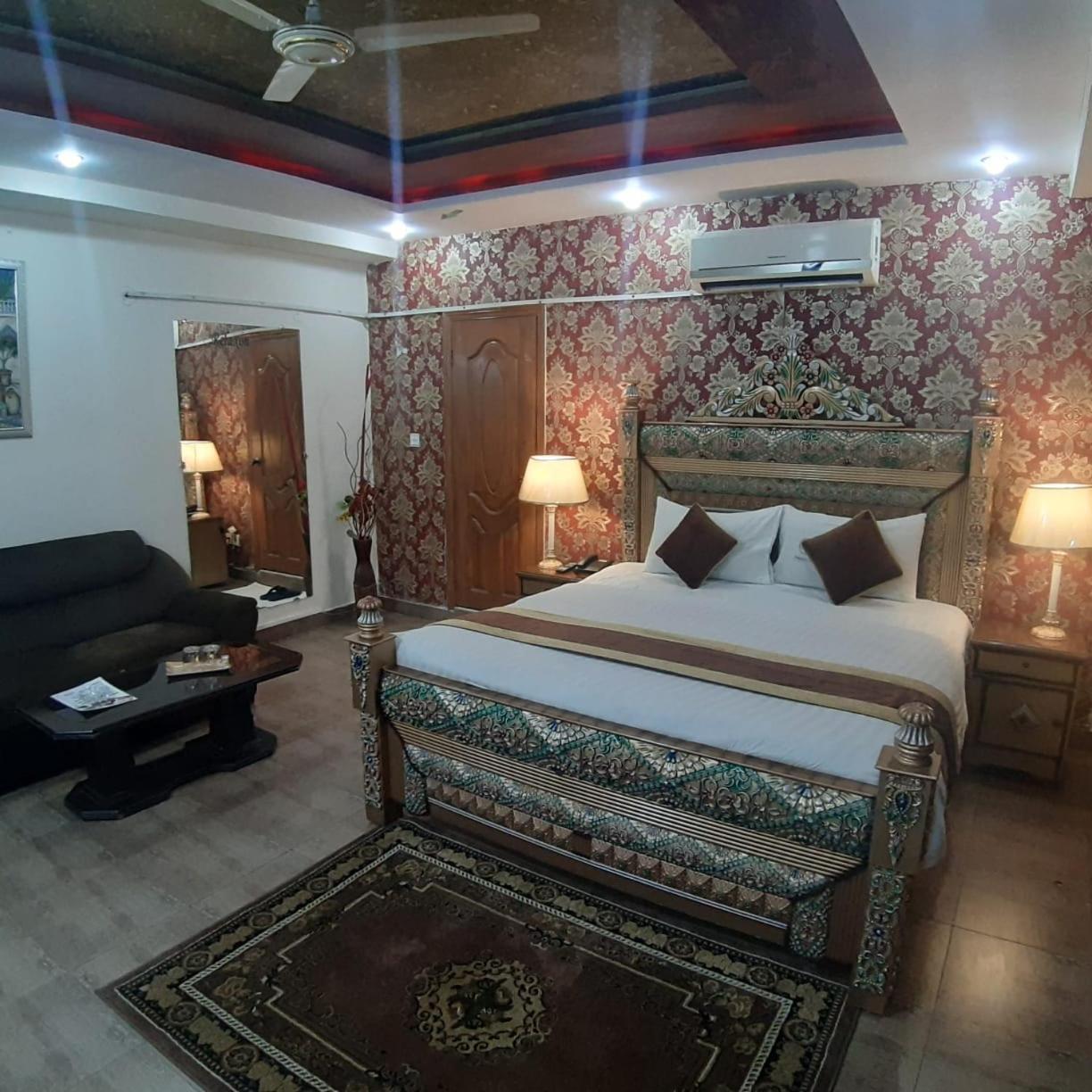 Premier Inn Davis Road Lahore Eksteriør billede
