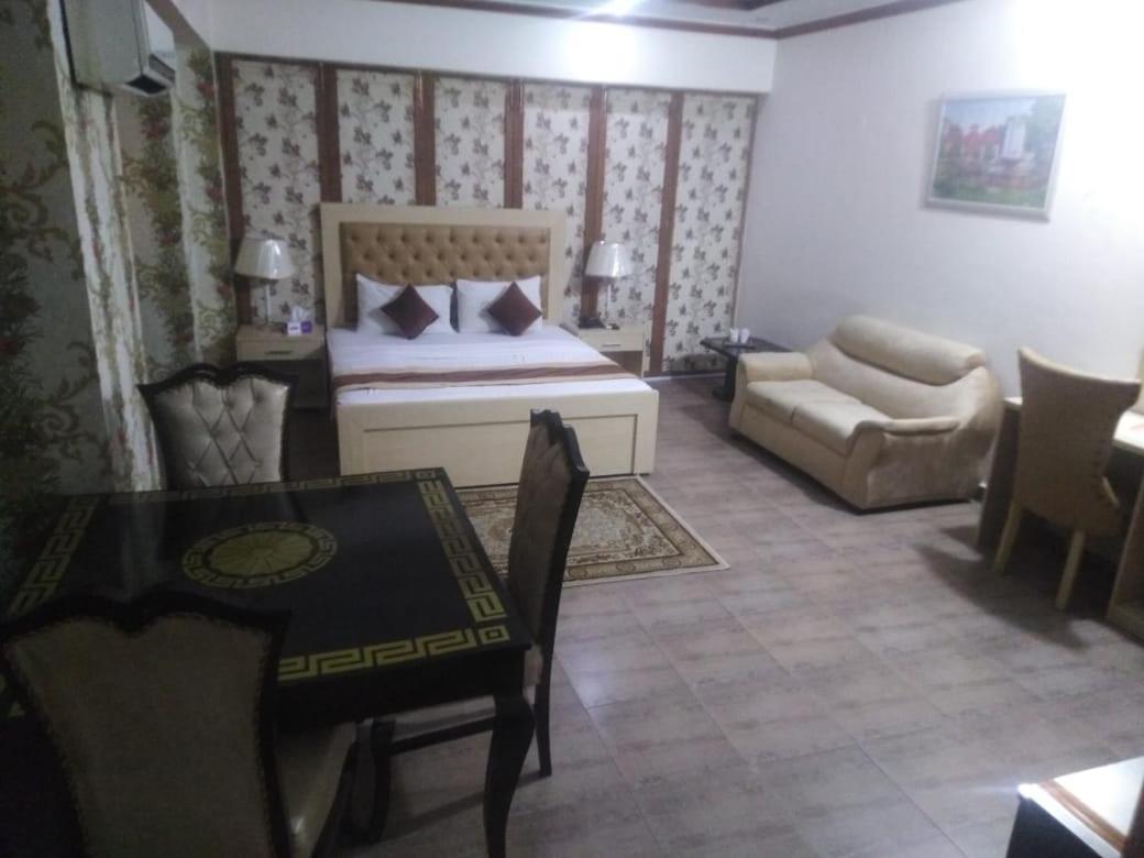 Premier Inn Davis Road Lahore Eksteriør billede