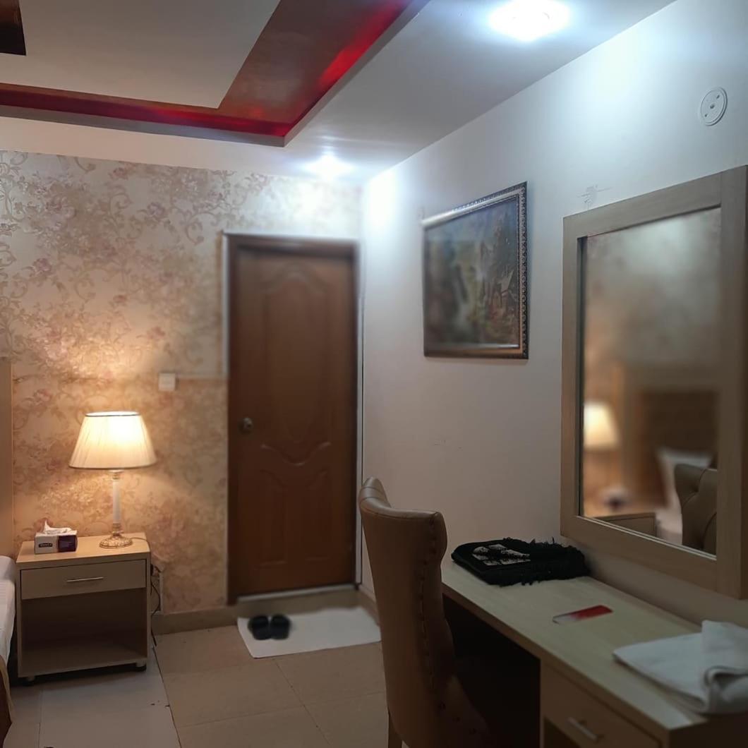 Premier Inn Davis Road Lahore Eksteriør billede
