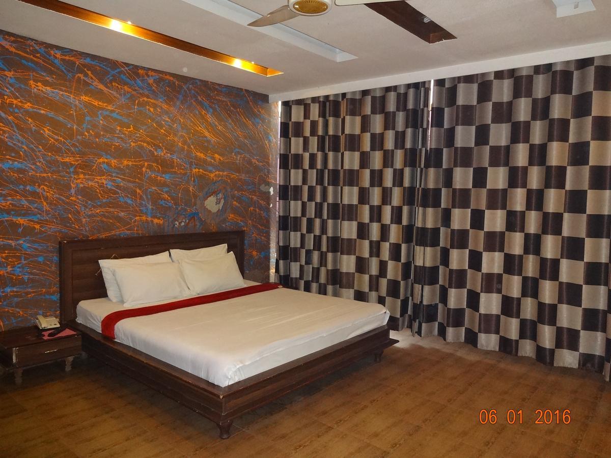 Premier Inn Davis Road Lahore Eksteriør billede
