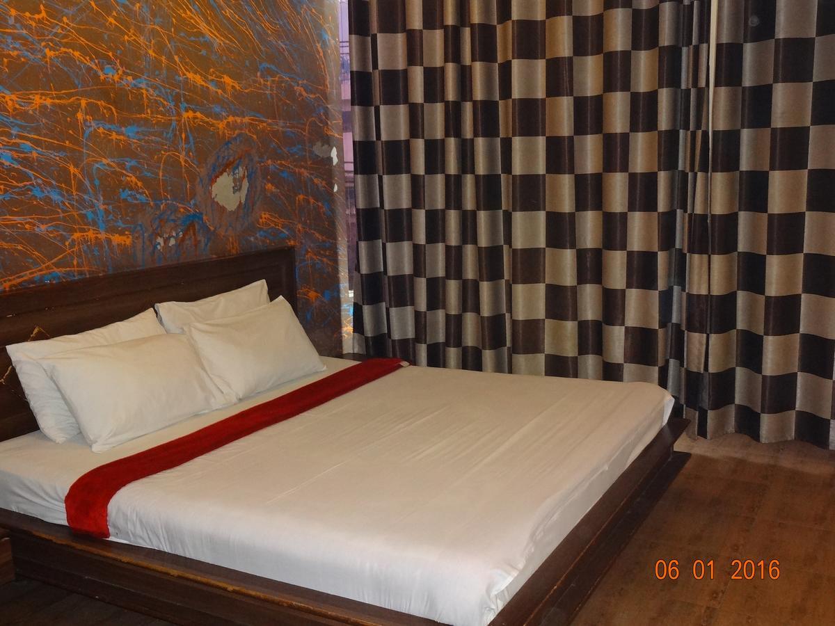Premier Inn Davis Road Lahore Eksteriør billede