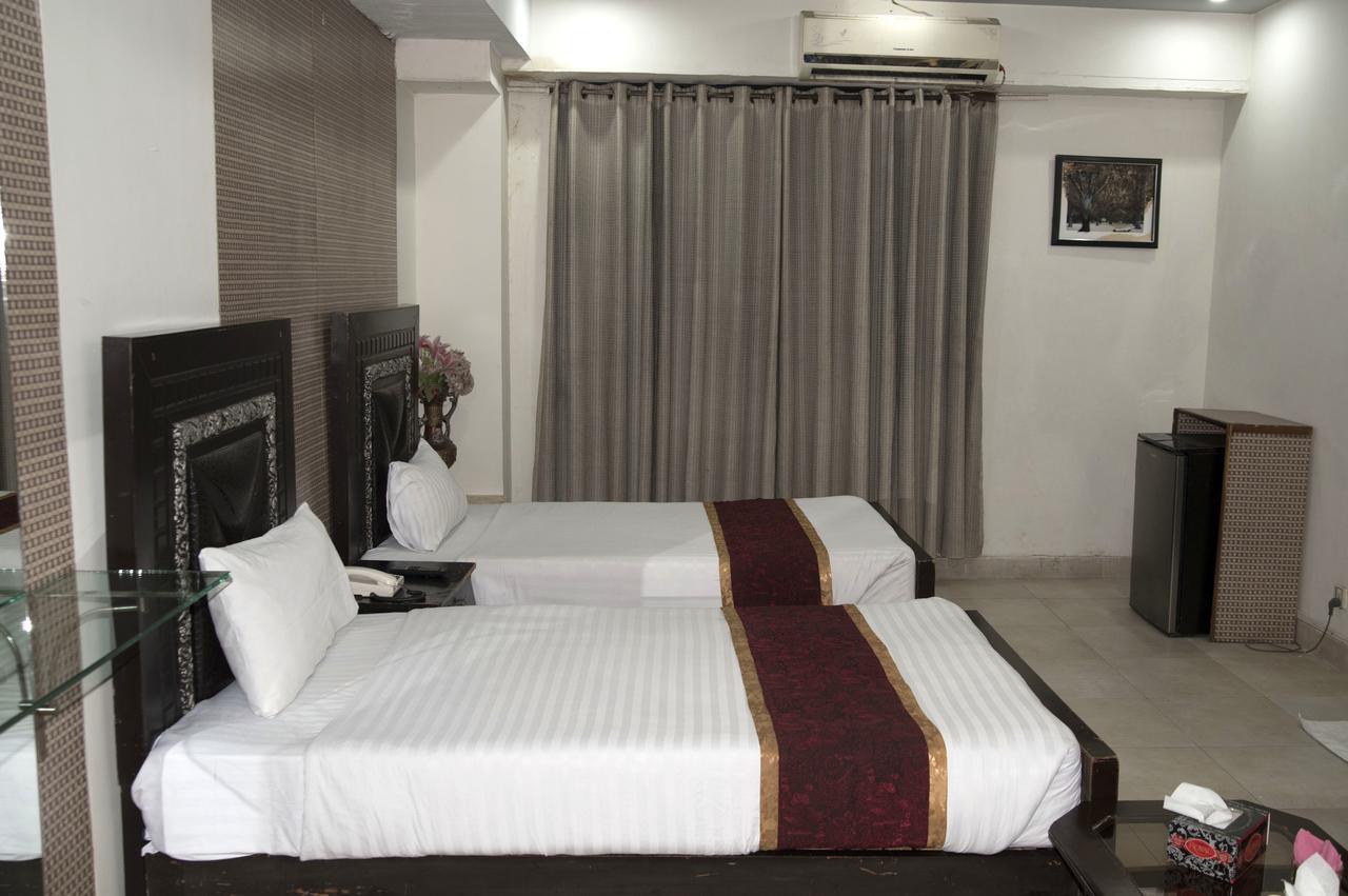Premier Inn Davis Road Lahore Eksteriør billede
