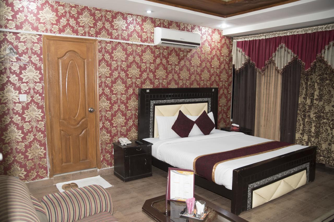 Premier Inn Davis Road Lahore Eksteriør billede