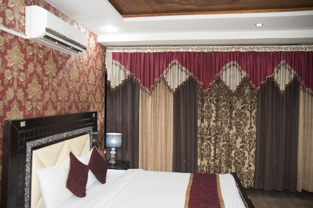 Premier Inn Davis Road Lahore Eksteriør billede