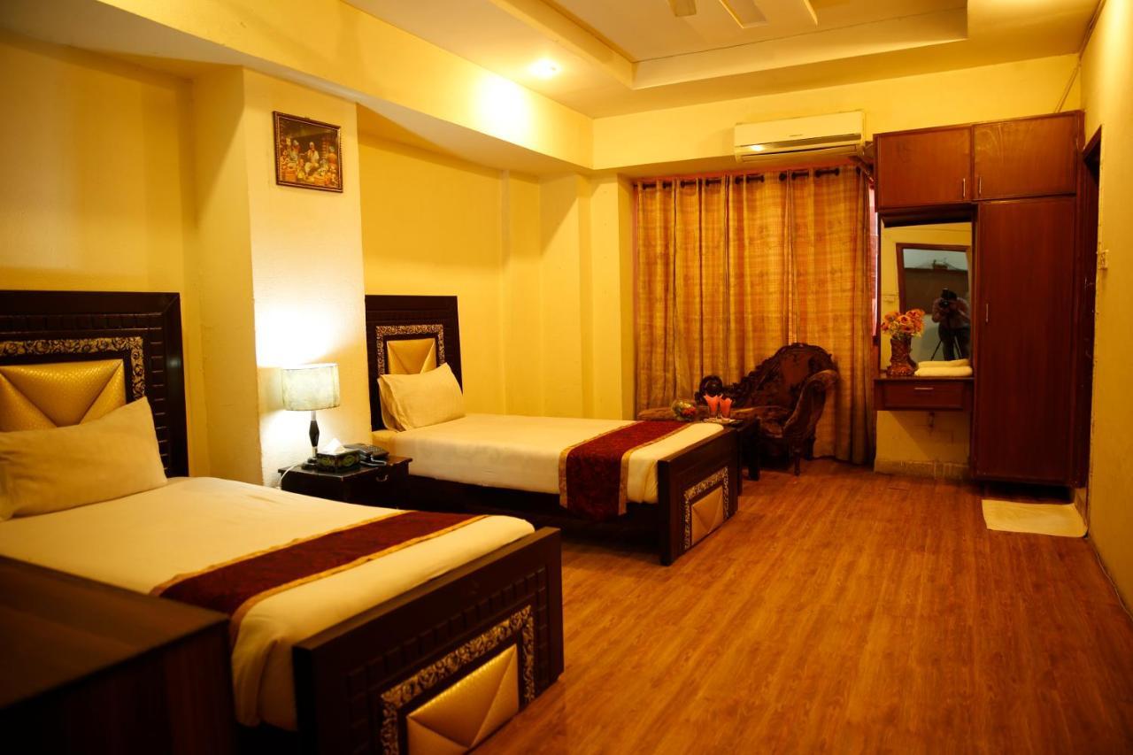 Premier Inn Davis Road Lahore Eksteriør billede