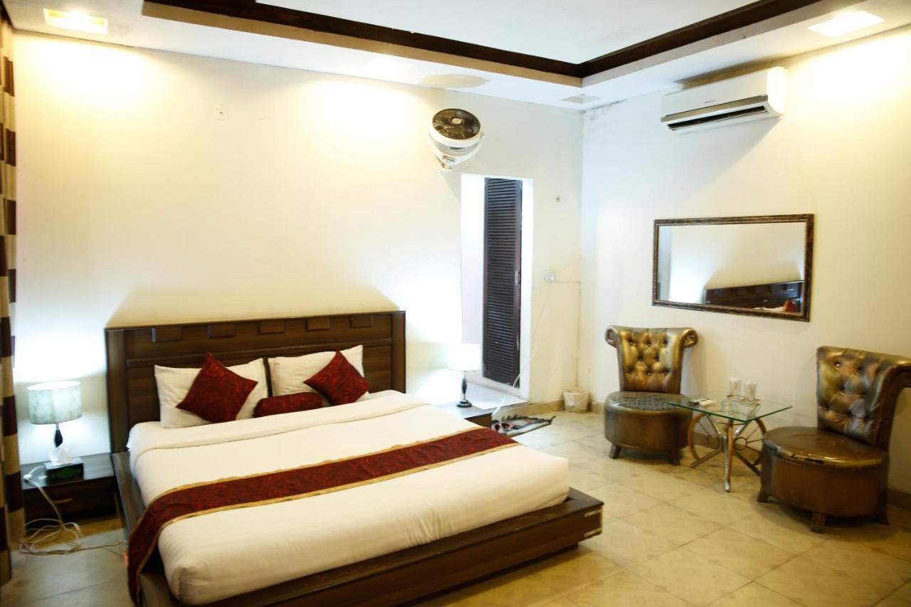 Premier Inn Davis Road Lahore Eksteriør billede