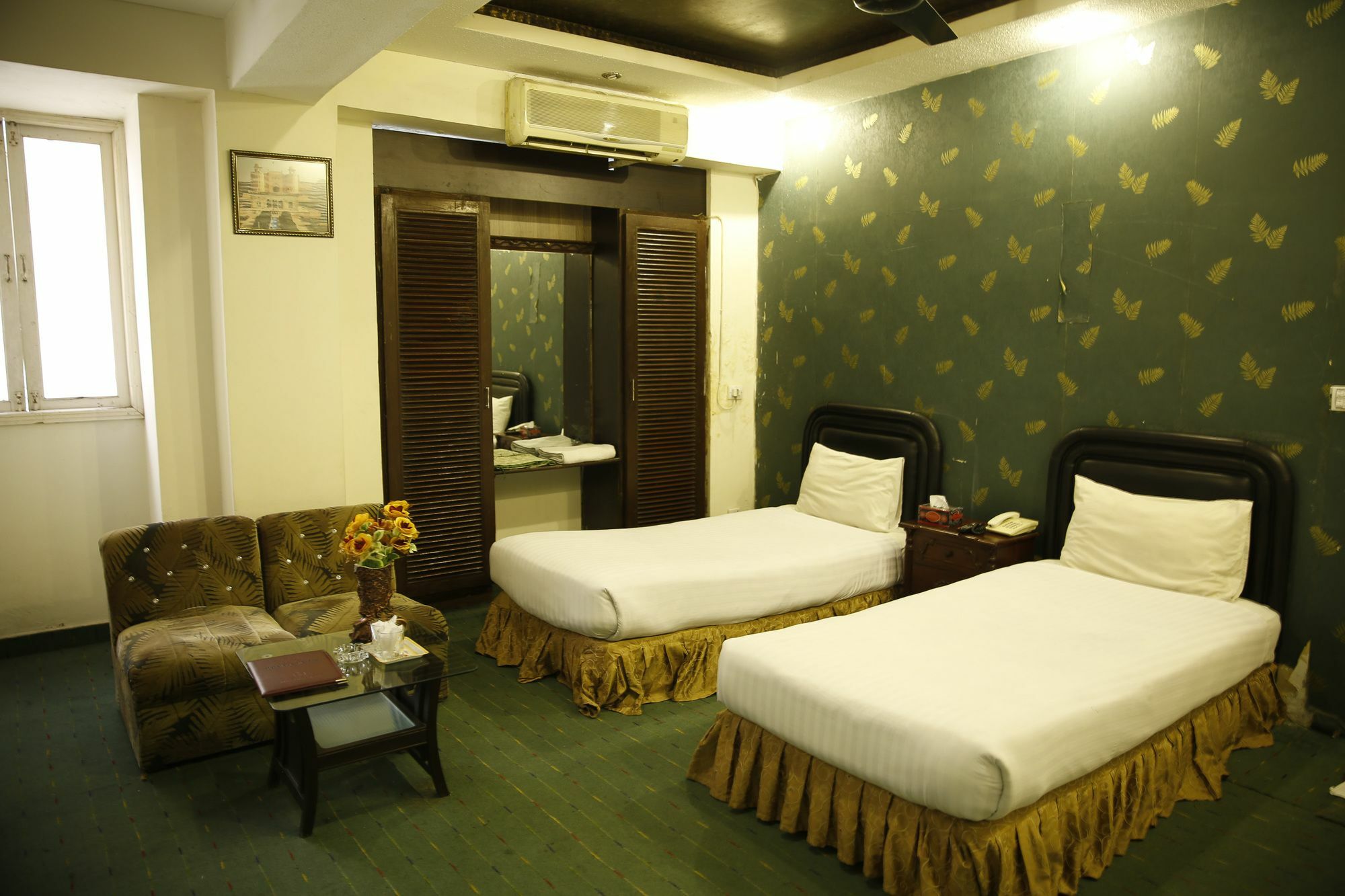 Premier Inn Davis Road Lahore Eksteriør billede