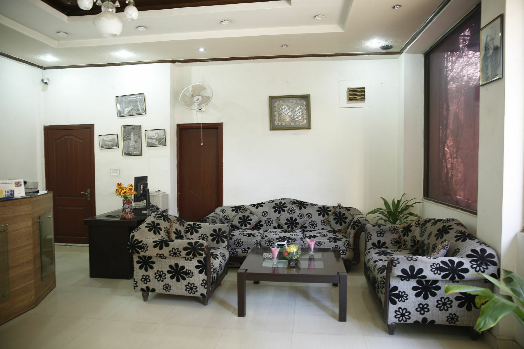 Premier Inn Davis Road Lahore Eksteriør billede