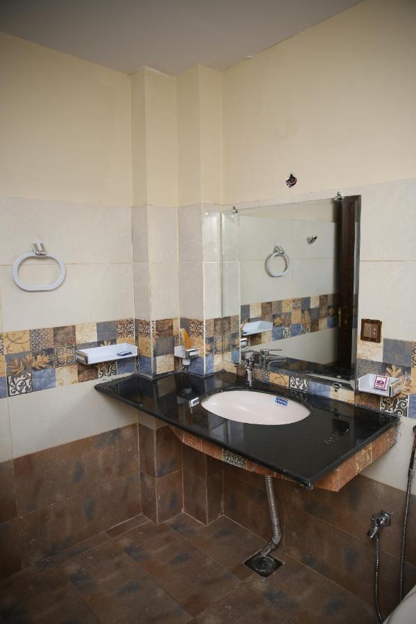 Premier Inn Davis Road Lahore Eksteriør billede