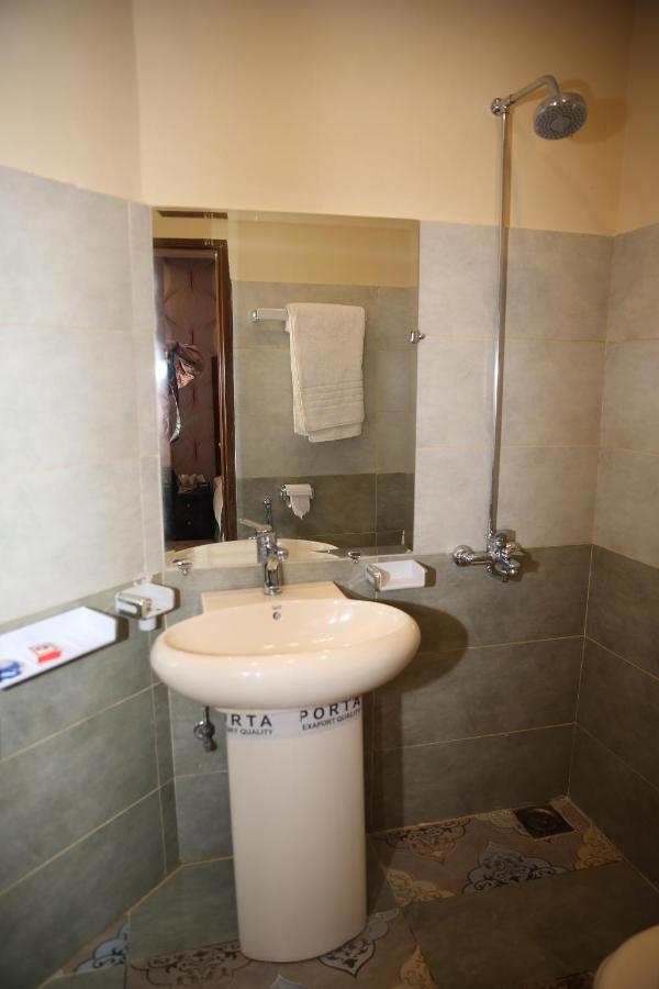 Premier Inn Davis Road Lahore Eksteriør billede